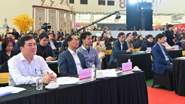 Phó Thủ tướng Bùi Thanh Sơn dự tổng duyệt Lễ bế mạc Hội chợ Mùa Xuân 2026.