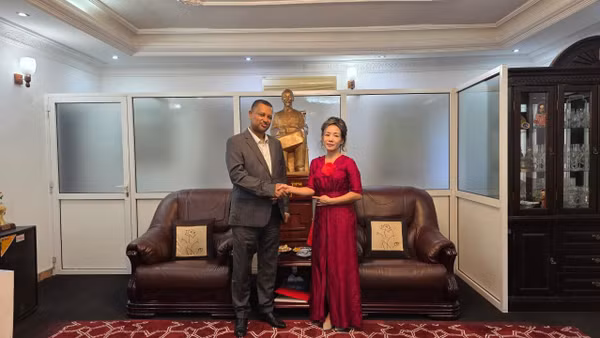 Đại sứ Đặc mệnh toàn quyền Việt Nam Vũ Thanh Huyền và Đại sứ Đặc mệnh toàn quyền Cộng hòa Dân chủ Liên bang Ethiopia Fekadu Beyene Ayana.