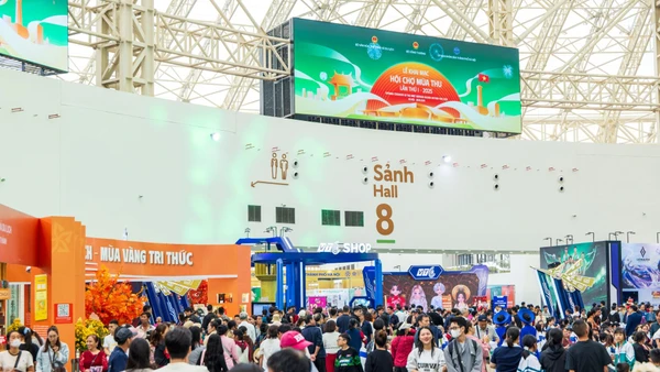  Hội chợ mùa Thu 2025 thu hút đông đảo lượng khách thăm quan ngay trong ngày đầu tiên. (Ảnh: BTC)