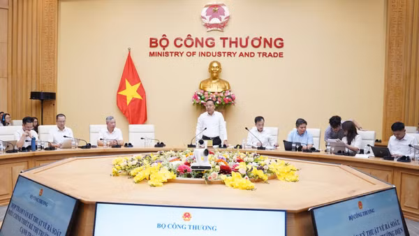 Thứ trưởng Công thương Nguyễn Hoàng Long chủ trì cuộc họp.