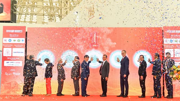 Các đại biểu thực hiện nghi thức khai mạc Triển lãm quốc tế Mining và Construction Vietnam 2026.