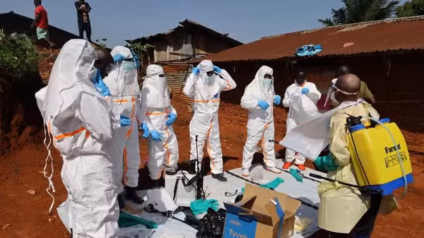 Nhân viên y tế mặc trang phục bảo hộ trước khi điều trị cho bệnh nhân mắc Ebola tại tỉnh Ituri, CHDC Congo ngày 24/5/2026. (Ảnh: THX/TTXVN)