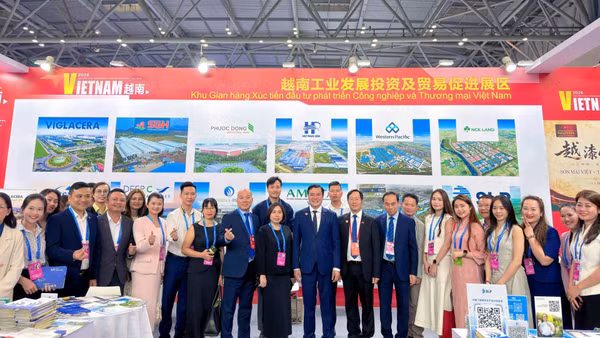 Thứ trưởng Bộ Công thương Nguyễn Sinh Nhật tham quan Khu gian hàng Việt Nam tại Hội chợ WCIFIT 2026.