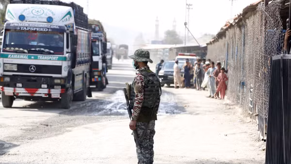 Binh sĩ Pakistan gác tại cửa khẩu Torkham ở biên giới với Afghanistan. (Ảnh minh họa: THX/TTXVN)