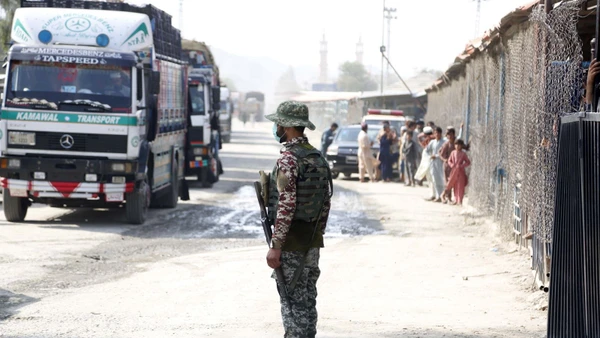 Binh sĩ Pakistan gác tại cửa khẩu Torkham ở biên giới với Afghanistan. (Ảnh minh họa: THX/TTXVN)
