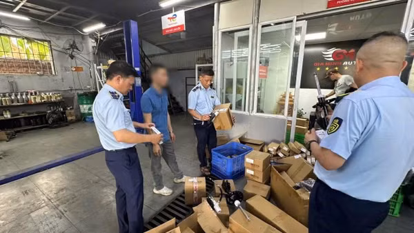 Qua kiểm tra, Đội Quản lý thị trường số 1 phát hiện 835 sản phẩm phụ tùng, phụ kiện ô tô không có hóa đơn, chứng từ chứng minh nguồn gốc hợp pháp, có dấu hiệu giả mạo nhãn hiệu PEUGEOT.