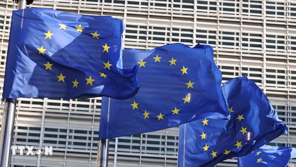 Cờ Liên minh châu Âu tại Brussels, Bỉ. (Ảnh: THX/TTXVN)