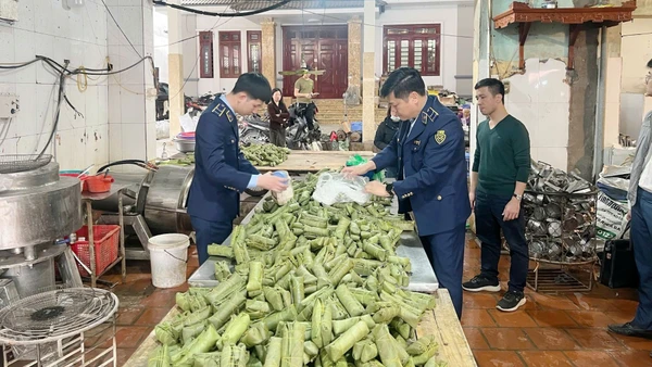 Khởi tố chủ cơ sở sản xuất giò chả sử dụng hàn the, thu giữ hơn 1,2 tấn thực phẩm vi phạm.