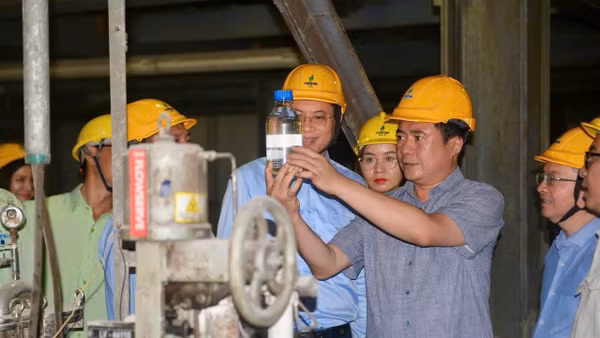Thứ trưởng Nguyễn Sinh Nhật Tân làm trưởng đoàn làm việc với các nhà máy sản xuất ethanol (E100) tại miền trung. (Ảnh: Phương Lan)