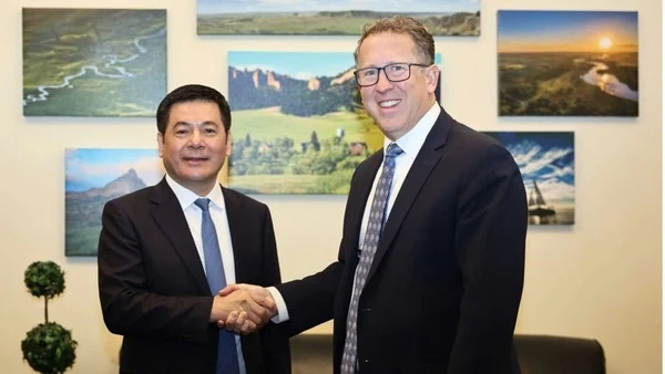 Bộ trưởng Công thương Nguyễn Hồng Diên và Hạ nghị sĩ Adrian Smith (bang Nebraska, Đảng Cộng hòa). (Ảnh: NGUYÊN MINH)