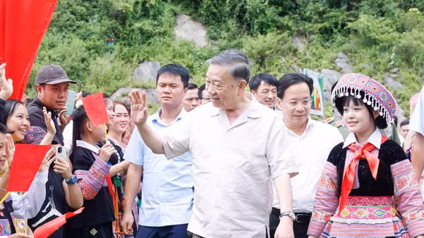 Tổng Bí thư, Chủ tịch nước Tô Lâm cùng Đoàn công tác của Trung ương đã đến dự Ngày hội toàn dân bảo vệ an ninh Tổ quốc tại bản Lóng Luông, xã Vân Hồ, tỉnh Sơn La.