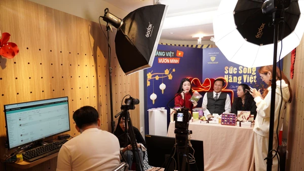 Buổi livestream được tổ chức trực tiếp ngay tại Không gian trưng bày "Sức sống hàng Việt" tại 62 Tràng Tiền, Hà Nội.