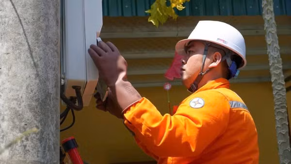 Nhân viên Công ty Điện lực Lào Cai tăng cường kiểm tra, bảo dưỡng lưới điện nhằm bảo đảm cung ứng điện an toàn, ổn định trong mùa nắng nóng.