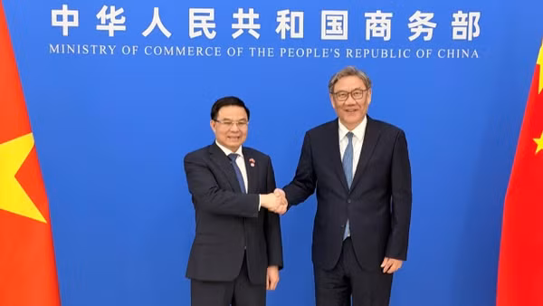 Bộ trưởng Công thương Lê Mạnh Hùng và Bộ trưởng Thương mại Trung Quốc Vương Văn Đào.