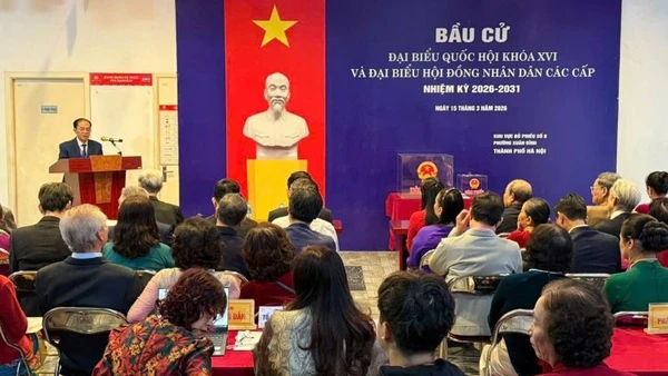 Cử tri phường Xuân Đỉnh phấn khởi đi bầu cử.