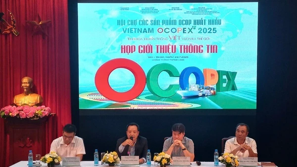 Đại diện lãnh đạo các đơn vị phối hợp tổ chức. (Ảnh: KIM DUNG)