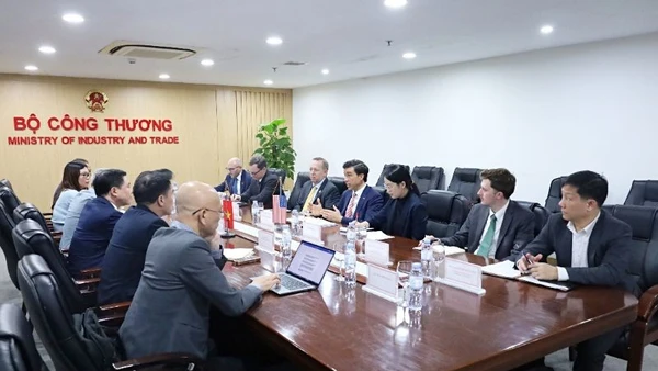 Thứ trưởng Công thương Nguyễn Sinh Nhật Tân làm việc với Thứ trưởng Nông nghiệp Hoa Kỳ Luke Lindberg.