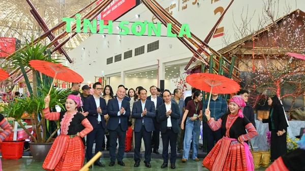 Phó Thủ tướng Bùi Thanh Sơn trải nghiệm không gian Hội chợ Mùa Xuân.