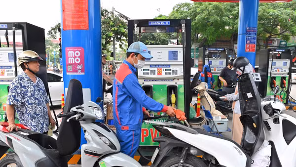 Cục Quản lý và Phát triển thị trường trong nước (Bộ Công thương) đã ban hành Văn bản số 1781 gửi các thương nhân đầu mối kinh doanh xăng dầu và thương nhân yêu cầu chủ động nguồn hàng, duy trì hoạt động cung ứng liên tục cho thị trường.