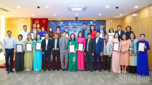 Trao Giải thưởng báo chí tuyên truyền về sử dụng năng lượng tiết kiệm và hiệu quả.