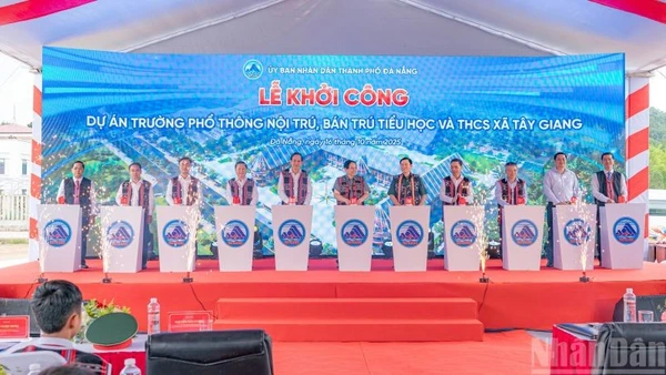 Tàu Ovation Of The Seas Chở Hơn 4.000 Du Khách Quốc Tế Cập Cảng Chân Mây Thủ Tướng Chính Phủ Cùng Các Đại Biểu Thực Hiện Nghi Thức Bấm Nút Khởi Công Dự Án.
