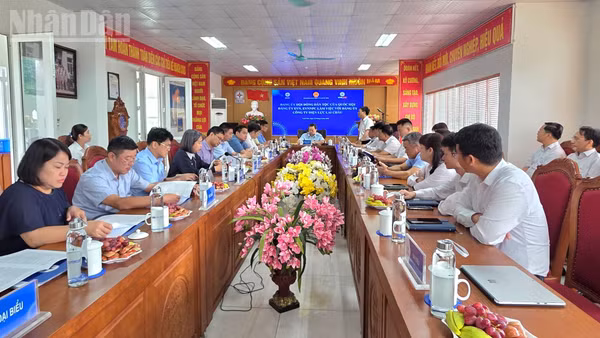 Đoàn công tác của Hội đồng Dân tộc của Quốc hội và Đảng ủy Tập đoàn Điện lực Việt Nam, cùng đại diện Tổng công ty Điện lực miền bắc (EVNNPC) làm việc với Công ty Điện lực Lai Châu. (Ảnh: AN NGUYÊN)