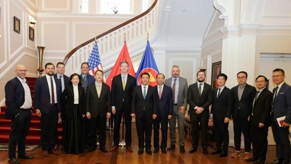 Bộ trưởng Công thương Nguyễn Hồng Diên và lãnh đạo các doanh nghiệp thuộc FDRA. (Ảnh: NGUYÊN MINH)