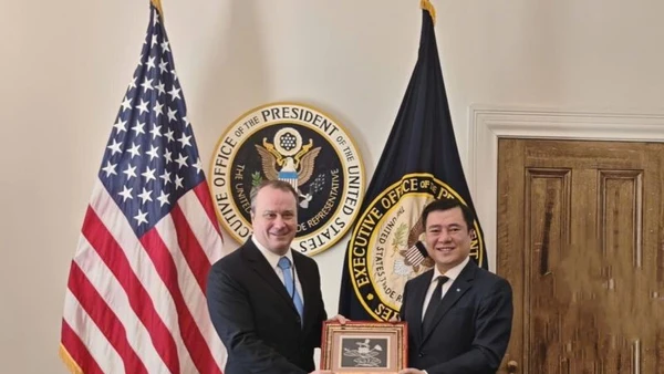 Thứ trưởng, Phó trưởng Đoàn đàm phán Chính phủ Nguyễn Sinh Nhật Tân làm việc với Phó Đại diện Thương mại Hoa Kỳ Rick Switzer. 