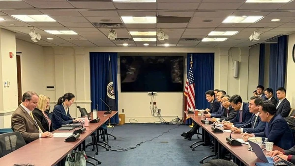 Thứ trưởng Công thương, Phó Trưởng Đoàn đàm phán Chính phủ Nguyễn Sinh Nhật Tân làm việc với phía Hoa Kỳ trong phiên đàm phán kỹ thuật.