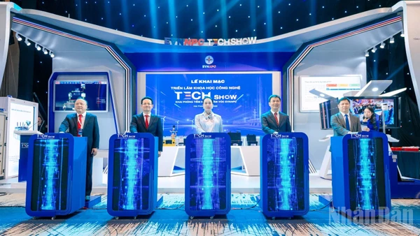 Các đại biểu EVNNPC kích hoạt để khai phóng tiềm năng - Tầm vóc EVNNPC trong lễ Khai mạc Triển lãm khoa học công nghệ EVNNPC. (Ảnh: AN NGUYÊN)