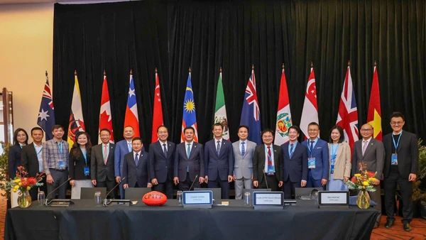 Bộ trưởng Công thương Nguyễn Hồng Diên và đoàn công tác tham dự sự kiện.