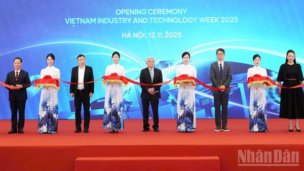 Chính thức khai mạc Tuần lễ Công nghiệp và Công nghệ Việt Nam 2025. (Ảnh: KIM DUNG)