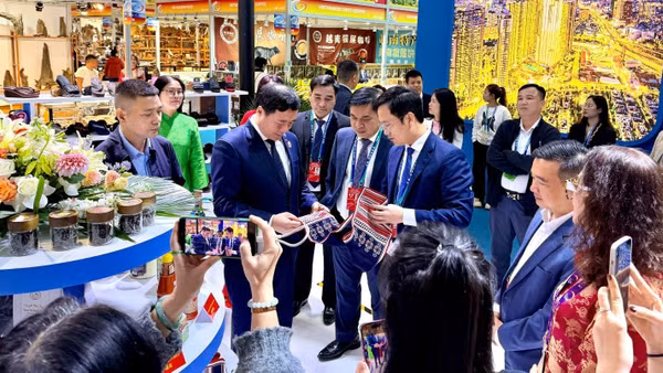 Tham dự Hội chợ, đoàn đại biểu của Bộ Công thương do Thứ trưởng Nguyễn Sinh Nhật Tân làm Trưởng đoàn đã tham dự Lễ Khai mạc Hội chợ và các sự kiện liên quan.