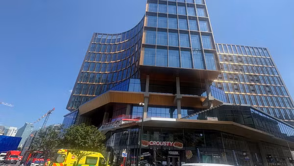 Hiện trường vụ cháy tại tòa nhà OXY ở Brussels, Bỉ ngày 14/7/2026. (Ảnh: THX/TTXVN)
