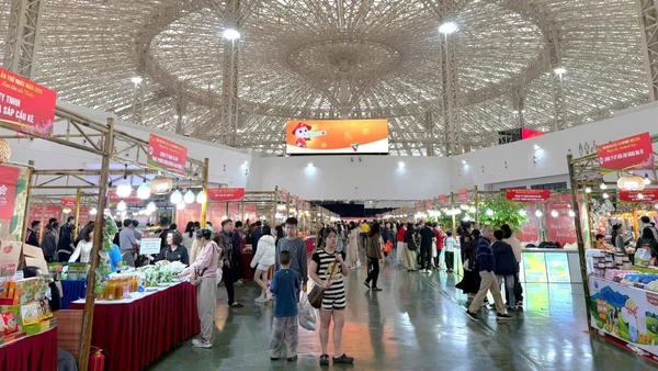 Đông đảo người dân từ nhiều địa phương đã tiếp tục đổ về Hội chợ Mùa Xuân 2026 để mua sắm.