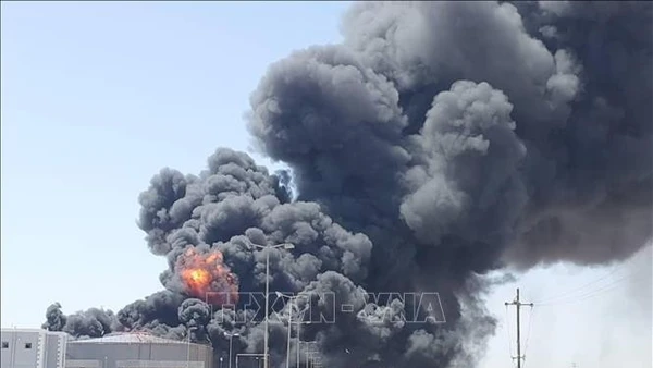 Khói bốc lên sau vụ tấn công bằng thiết bị bay không người lái của Lực lượng Hỗ trợ nhanh bán quân sự (RSF) nhằm vào kho nhiên liệu ở thành phố Port Sudan. (Ảnh tư liệu: THX/TTXVN)