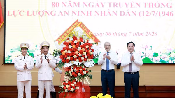 Lãnh đạo tỉnh Phú Thọ tặng hoa chúc mừng lực lượng An ninh Công an tỉnh Phú Thọ.