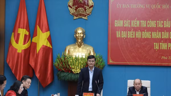 Đồng chí Bùi Quang Huy phát biểu tại buổi làm việc với Ủy ban bầu cử tỉnh Phú Thọ.
