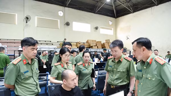 Lãnh đạo Công an tỉnh Phú Thọ trực tiếp lấy lời khai các đối tượng trong đường dây lừa đảo xuyên quốc gia.