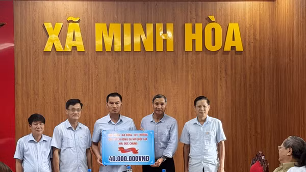 Anh hùng Lao động, Huấn luyện viên Mai Đức Chung tặng quà cho người nghèo xã Minh Hòa.