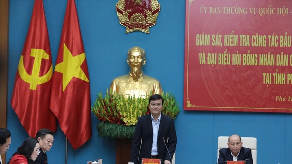 Đồng chí Bùi Quang Huy phát biểu tại buổi làm việc với Ủy ban bầu cử tỉnh Phú Thọ.