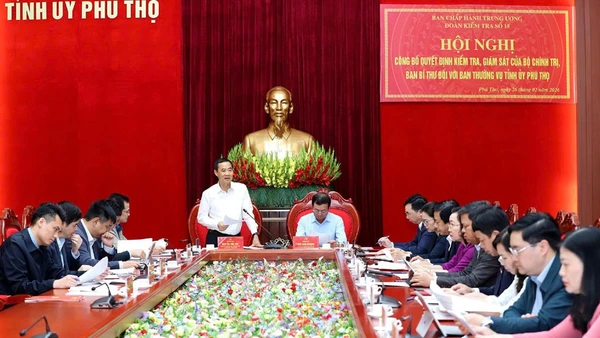 Đồng chí Nguyễn Thái Học phát biểu tại buổi công bố Quyết định kiểm tra, giám sát đối với Ban Thường vụ Tỉnh ủy Phú Thọ.