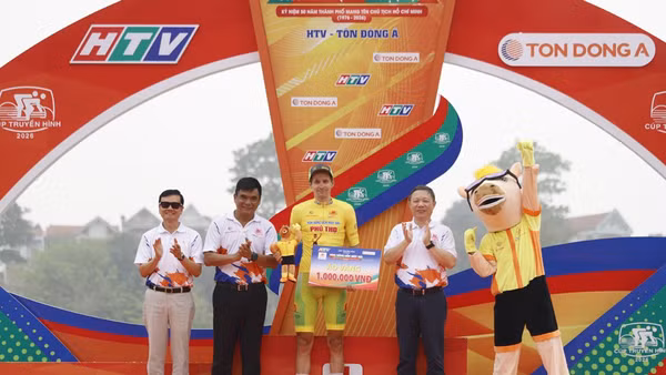 Kết thúc chặng 1, Ban tổ chức trao giải áo vàng cho vận động viên của đội Tập đoàn Lộc Trời An Giang.