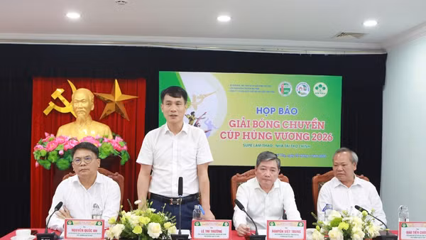 Tổng Thư ký Liên đoàn bóng chuyền Việt Nam Lê Trí Trường giải đáp câu hỏi của các nhà báo.