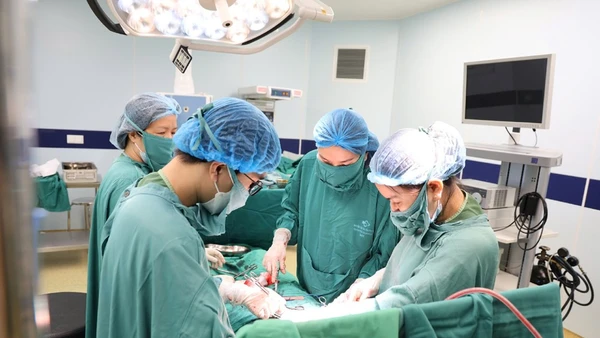 Các y, bác sĩ tiến hành phẫu thuật cho chị N.T.H có khối u xơ nặng 3,3 kg.