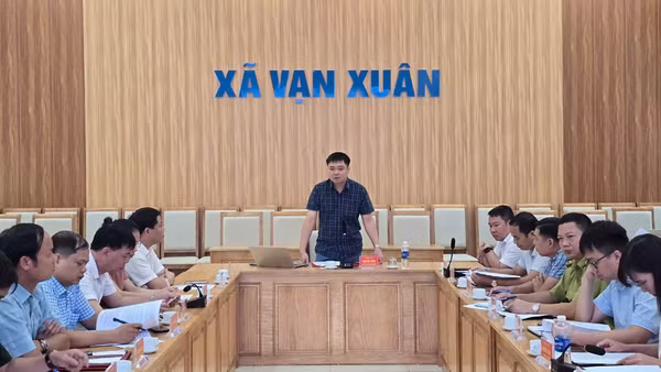 Lãnh đạo xã Vạn Xuân thông tin về thời gian cưỡng chế, kiểm đếm bắt buộc đối với các hộ dân không chấp hành trong công tác giải phóng mặt bằng. (Ảnh: Ngọc Long)
