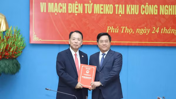 Chủ tịch Ủy ban nhân dân tỉnh Phú Thọ Trần Duy Đông trao giấy chứng nhận đầu tư cho Công ty TNHH điện tử Meiko Yên Quang.