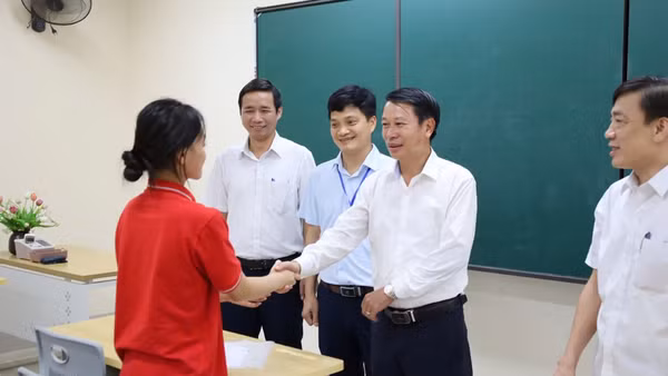 Phó Chủ tịch ủy ban nhân dân tỉnh Phú Thọ Nguyễn Khắc Hiếu thăm hỏi, động viên cán bộ làm thi và thí sinh trường Trung học phổ thông Trần Phú.