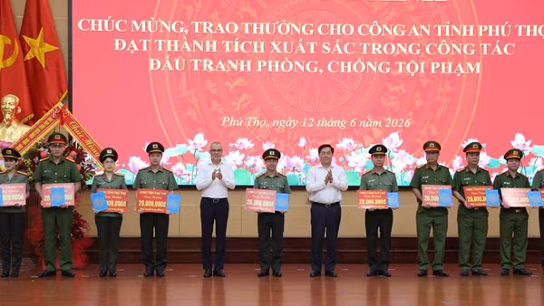 Lãnh đạo tỉnh Phú Thọ khen thưởng các tập thể đạt thành tích trong công tác đấu tranh phòng, chống tội phạm.