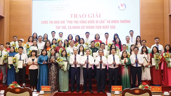 Lãnh đạo tỉnh Phú Thọ trao giải cho các tác giả đoạt giải tại cuộc thi.